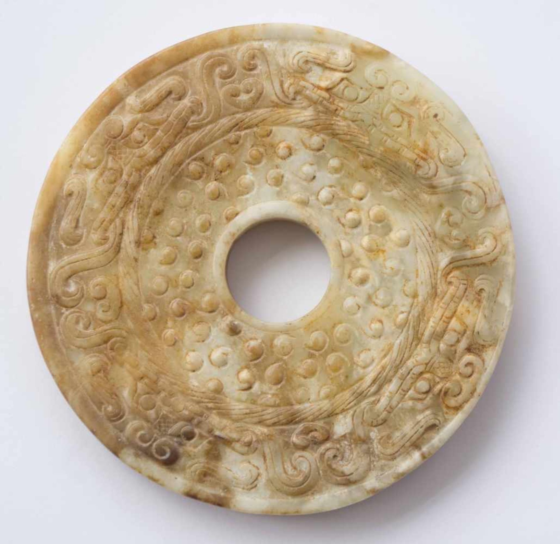 Bi Scheibe Han DynastieJade, auf beiden Seiten verschiedene Dekore, Ø 11,2 cm, H: ca. 9 mmBi disc - Image 2 of 3