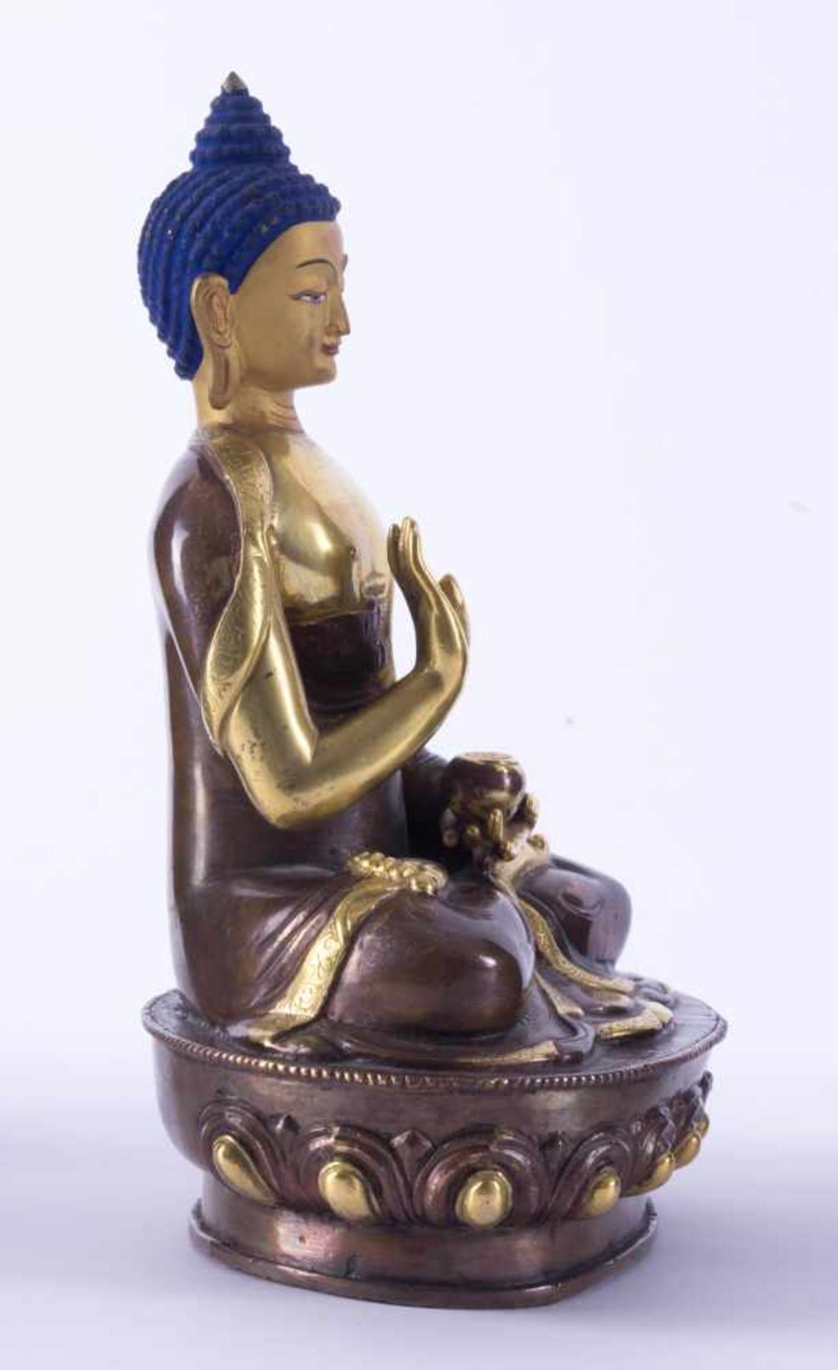 Buddha China 19./20. Jhd.Bronze, teils feuervergoldet und farbig gefasst, unterm Stand gemarkt, H: - Image 2 of 5