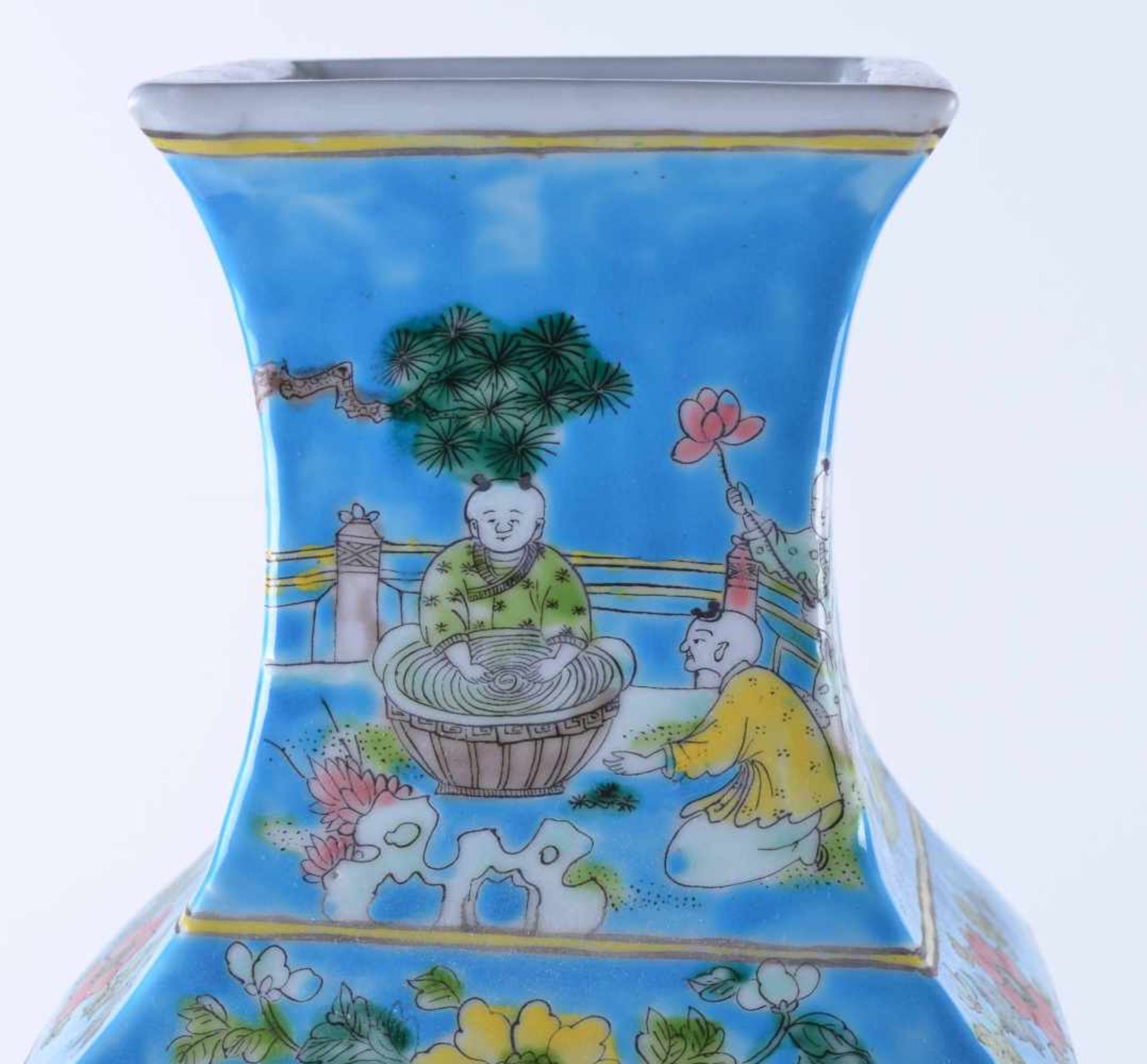 Vase China 19./20. Jhd.farbig staffiert, unterm Stand Unterglasurblaue 6 Zeichen-Marke, H: 48 cmVase - Image 3 of 4