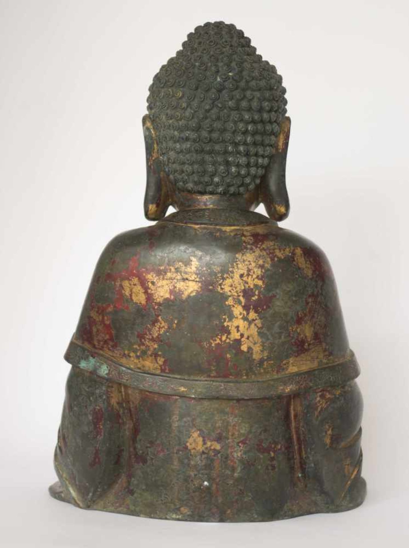 Große Bronze des Buddha Shakyamuni China 18./19. Jhd.mit Resten alter Vergoldung und Fassung, - Image 4 of 4