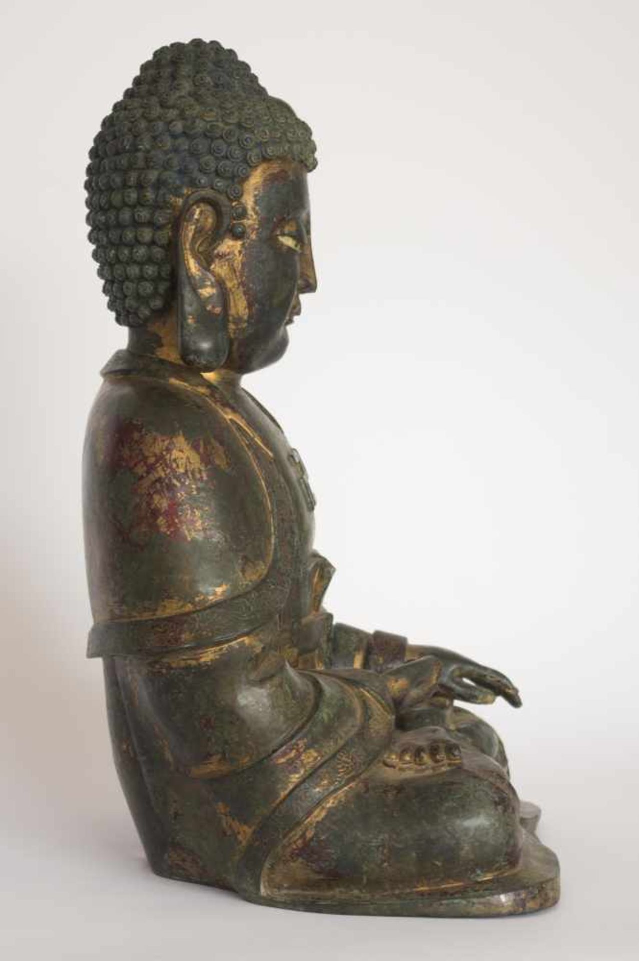 Große Bronze des Buddha Shakyamuni China 18./19. Jhd.mit Resten alter Vergoldung und Fassung, - Image 3 of 4