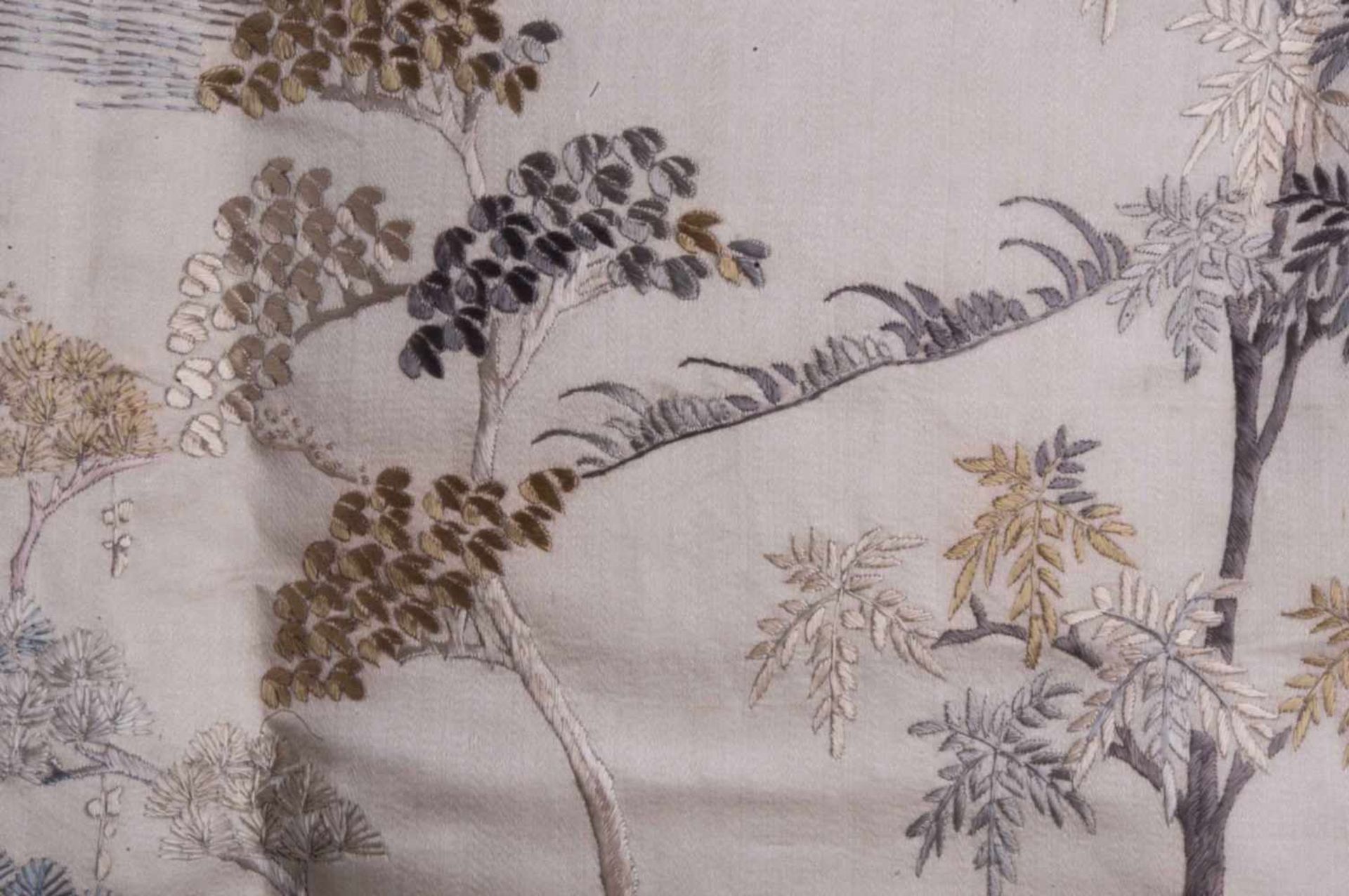 Seidenstickerei China 19. Jhd.farbig bestickt, seitlich mit Schriftzeichen, ca. 140 cm x 78 cmSilk - Image 2 of 5