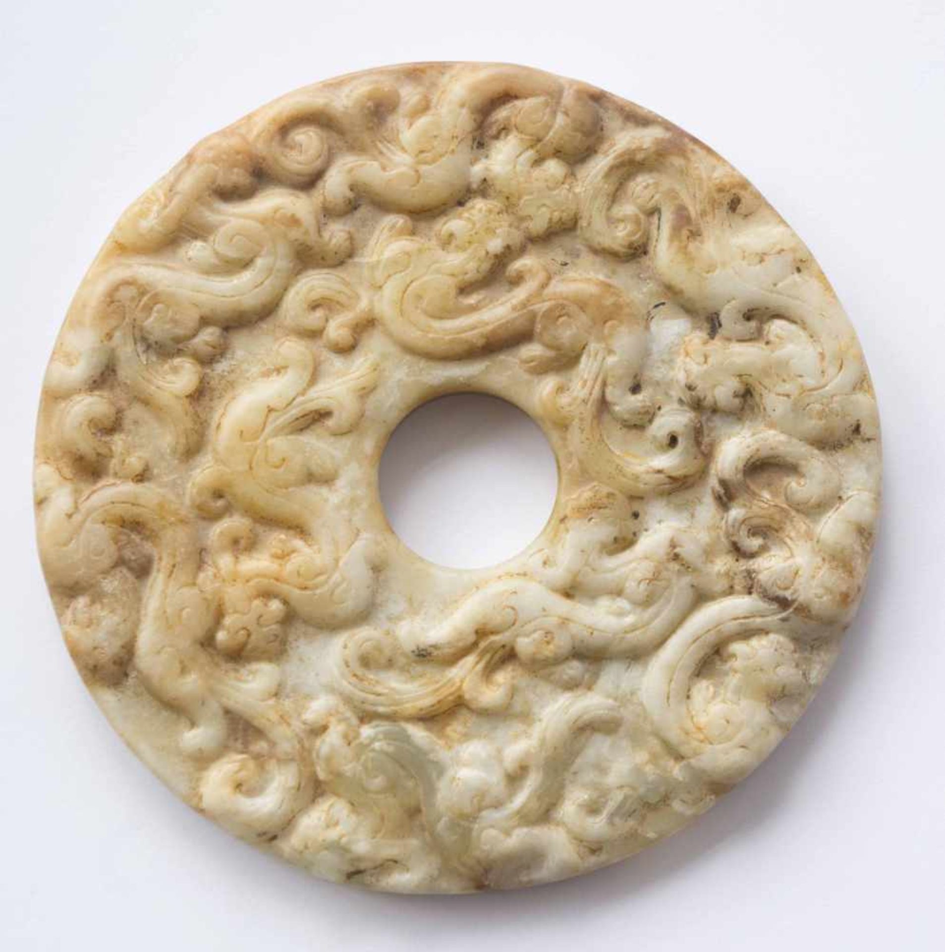 Bi Scheibe Han DynastieJade, auf beiden Seiten verschiedene Dekore, Ø 11,2 cm, H: ca. 9 mmBi disc