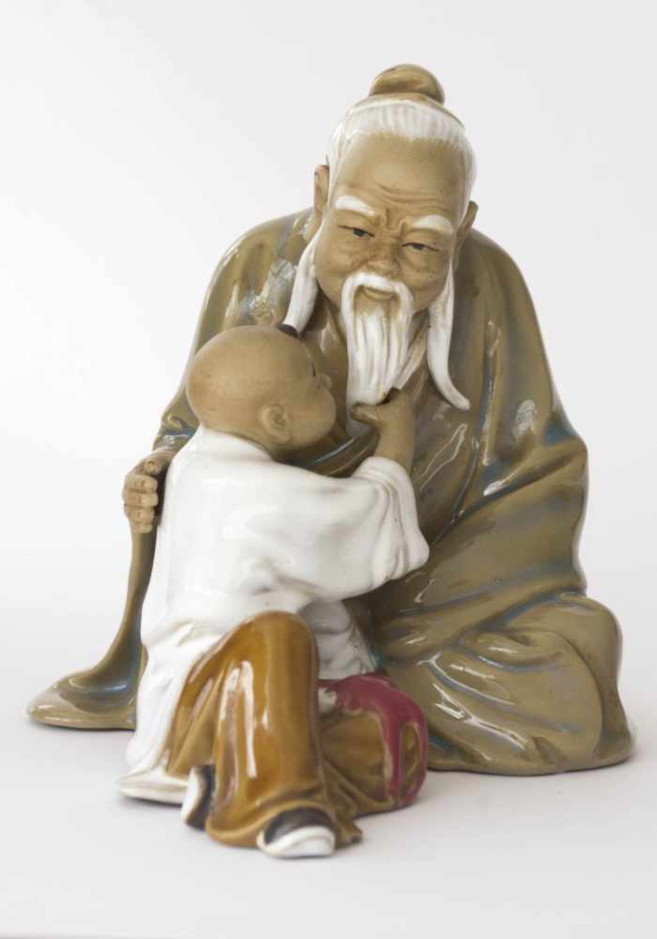 Figur Chinafarbig glasiert, unterm Stand gemarkt, rechter Daumen des Kindes geklebt, H: ca. 15 - Bild 2 aus 4