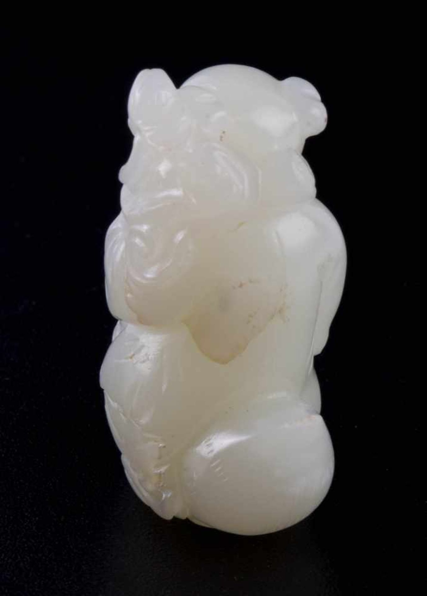 Jadefigur China 18./19. Jhd.weiße Jade, kleines Kind mit Ente, äußerst fein beschnitzt, H: 4,1 - Image 5 of 6
