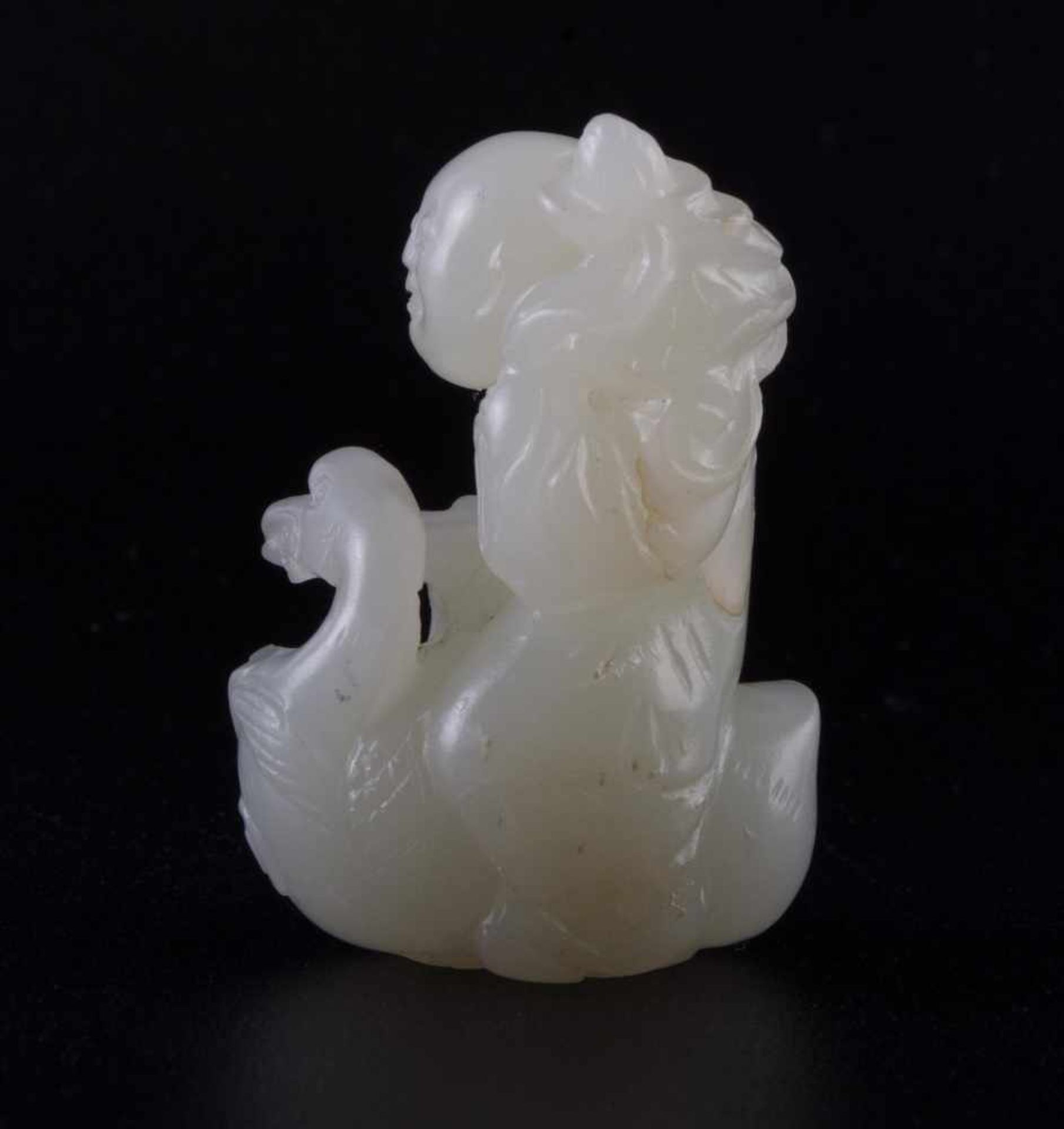 Jadefigur China 18./19. Jhd.weiße Jade, kleines Kind mit Ente, äußerst fein beschnitzt, H: 4,1 - Image 4 of 6