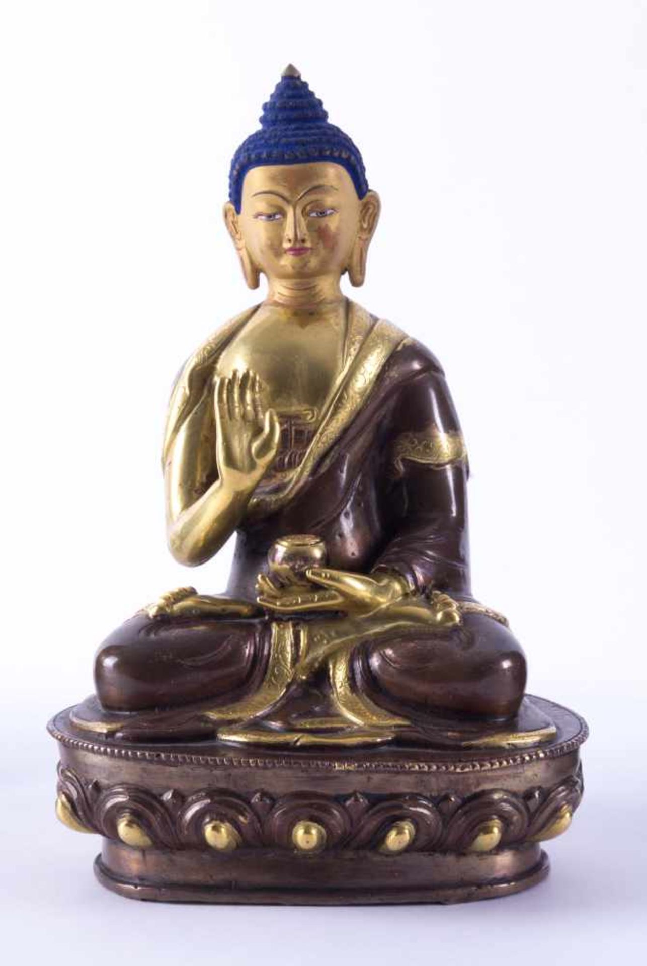 Buddha China 19./20. Jhd.Bronze, teils feuervergoldet und farbig gefasst, unterm Stand gemarkt, H: