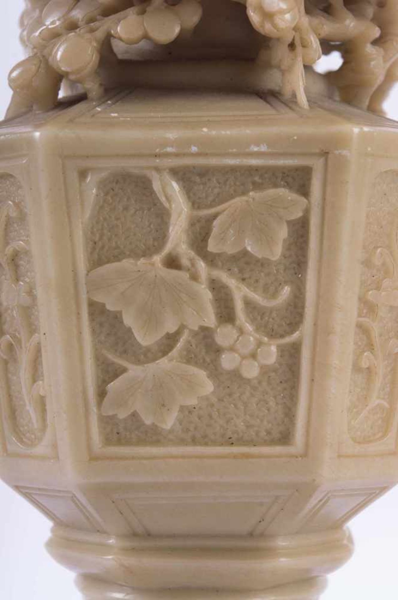 Specksteinvase China 18./19. Jhd.umlaufend sehr fein beschnitzt mit teils vollplastischem floralen - Bild 4 aus 5