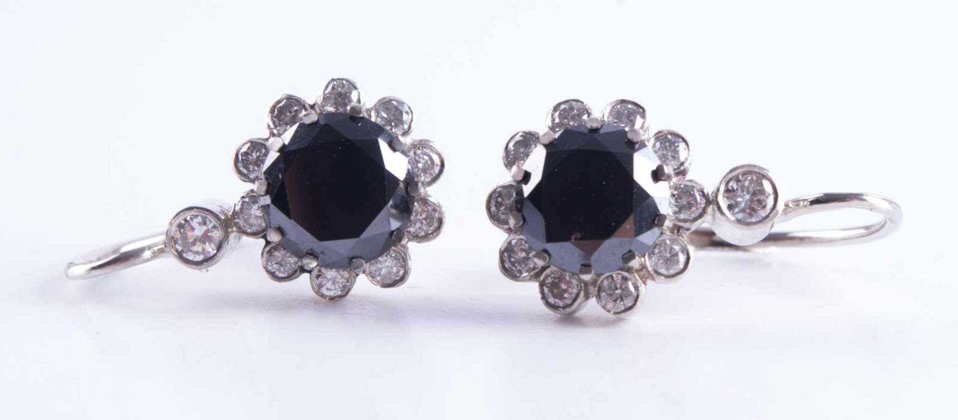 Paar Brillant-Ohrhänger / Pair of brilliant-earringsWG 585/000, 2 große Schwarze Diamanten