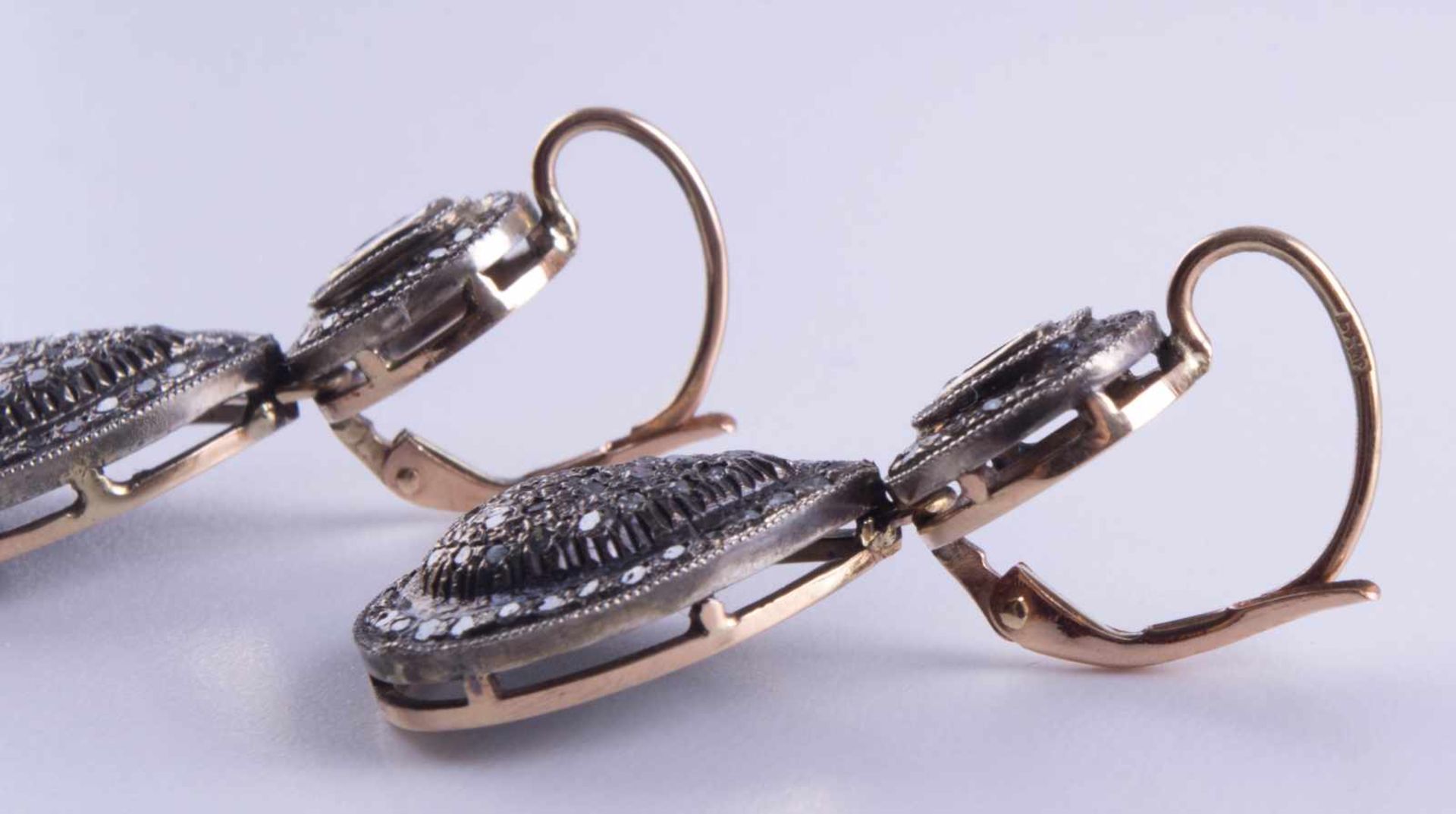 Paar Ohrhänger Russland um 1900WG/GG 56 Zolotnik, tropfenförmig, besetzt mit Diamantrosen, L: je - Bild 2 aus 4
