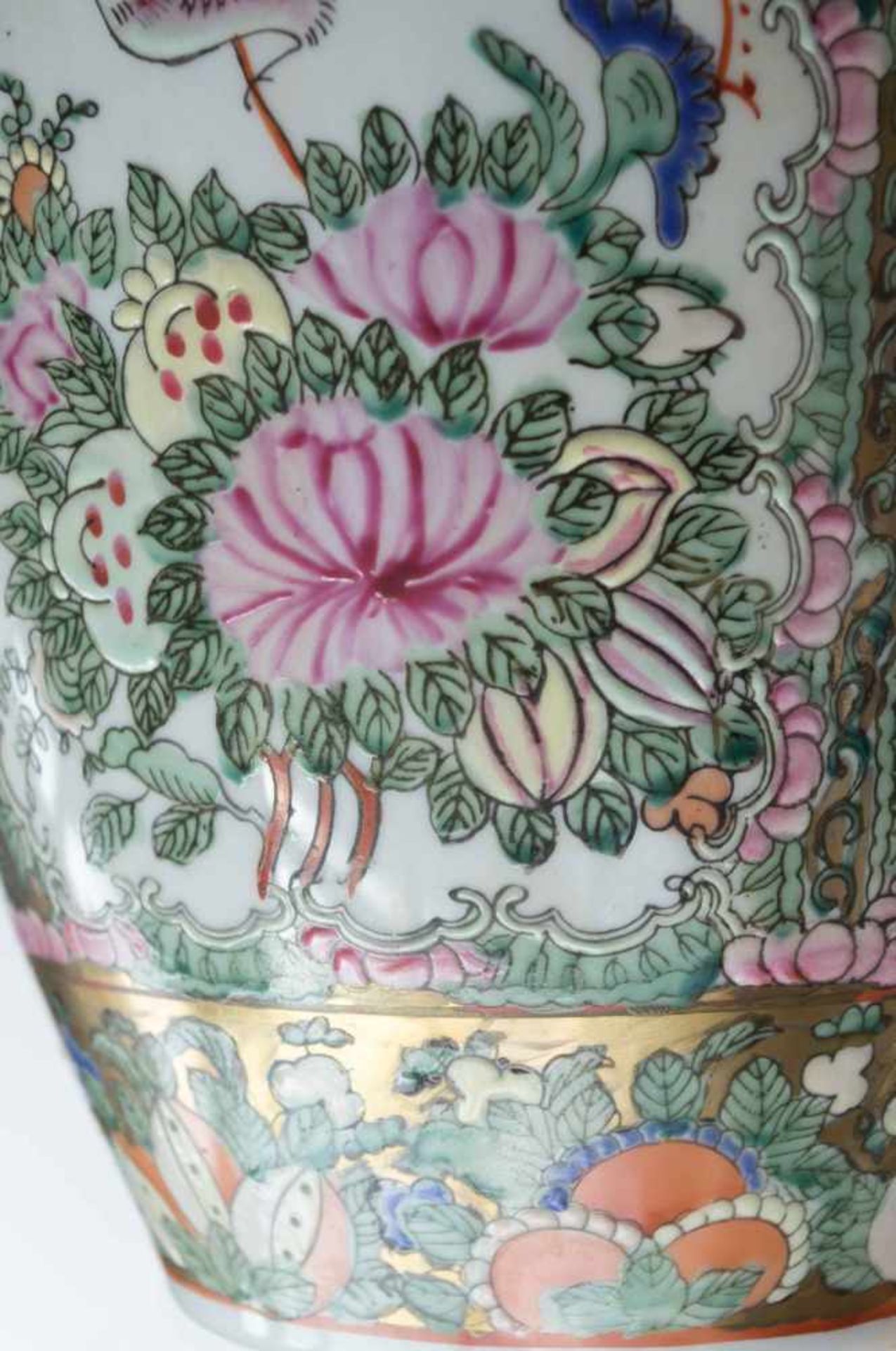 Vase China 20. Jhd.farbig und goldstaffiert, unterm Stand rote Siegelmarke, H: 40,5 cmVase China - Image 4 of 5