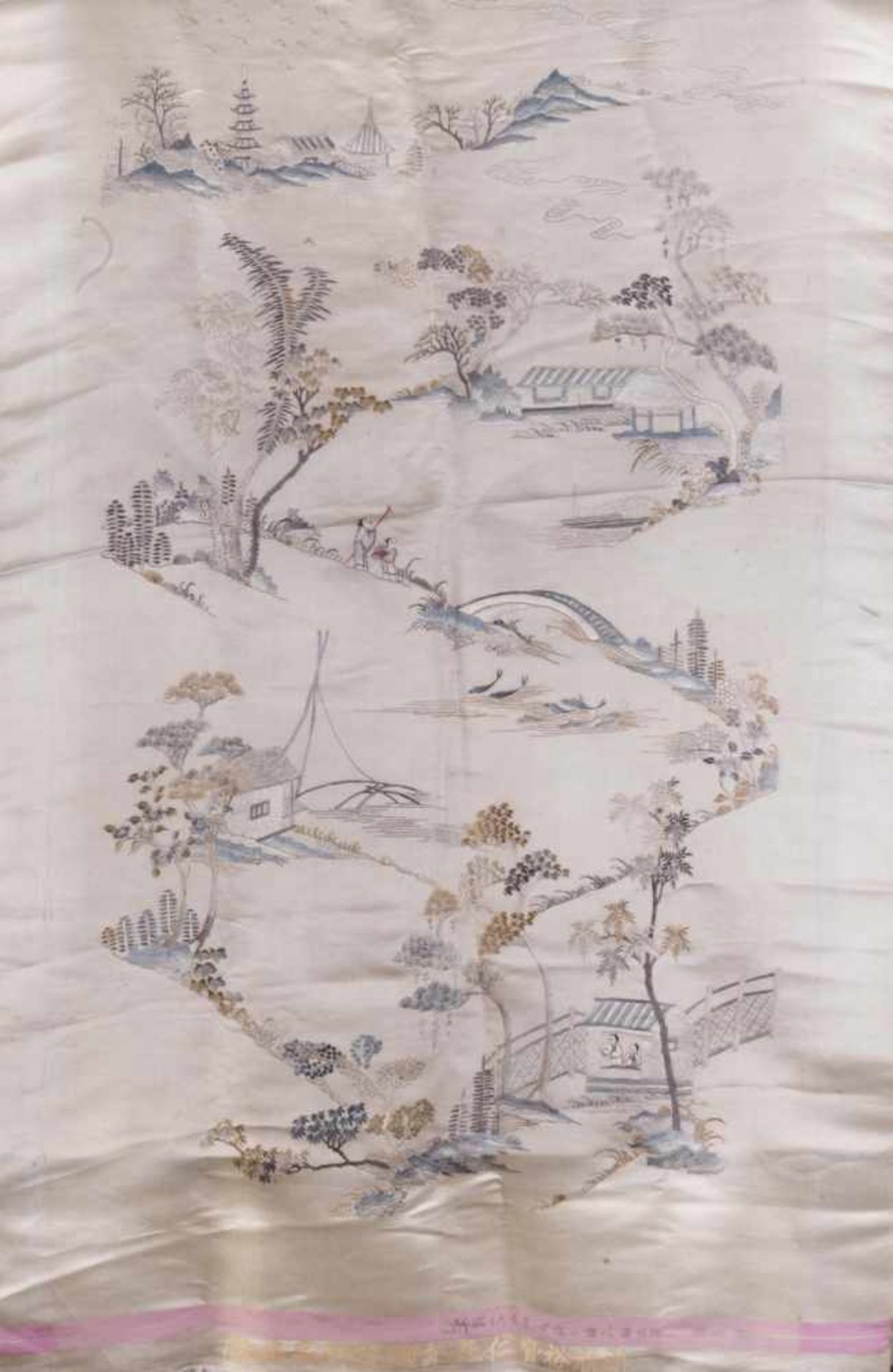 Seidenstickerei China 19. Jhd.farbig bestickt, seitlich mit Schriftzeichen, ca. 140 cm x 78 cmSilk