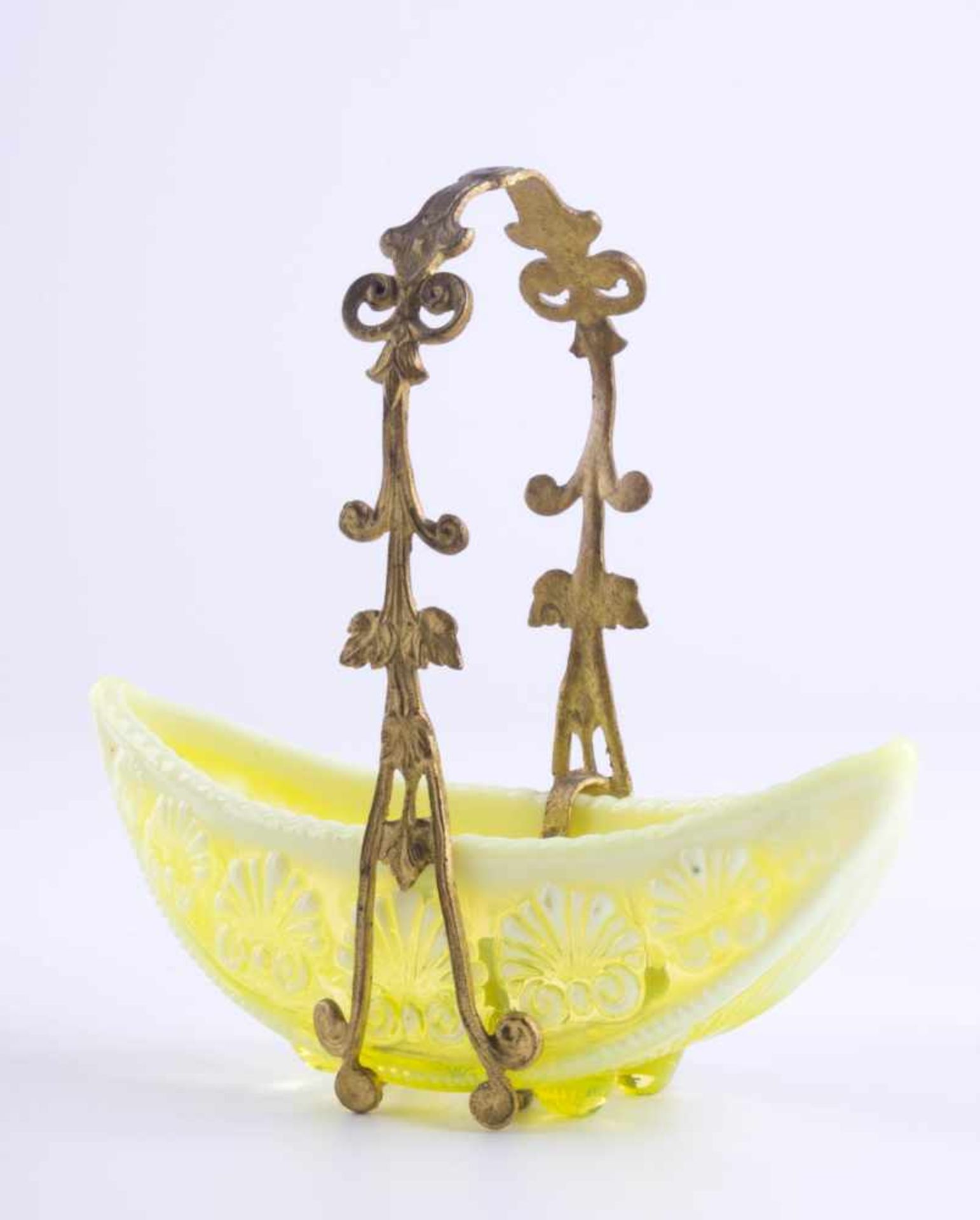 Jugendstil-Henkelschälchengelbes Glas mit vergoldeter Bronzehalterung, H: 14,5 cm, B: 15 cmArt