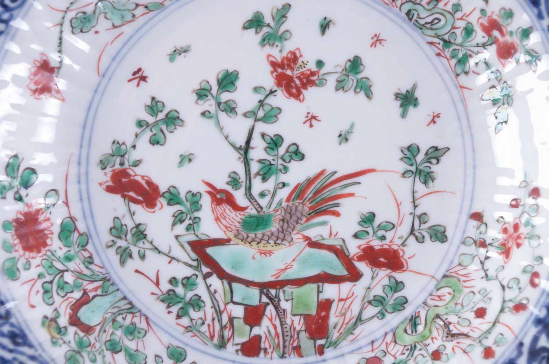 Paar Teller China Kangxi Periodemit Wandhalterung, farbig bemalt, unterm Stand gemarkt, Ø je 15,5 - Image 3 of 7