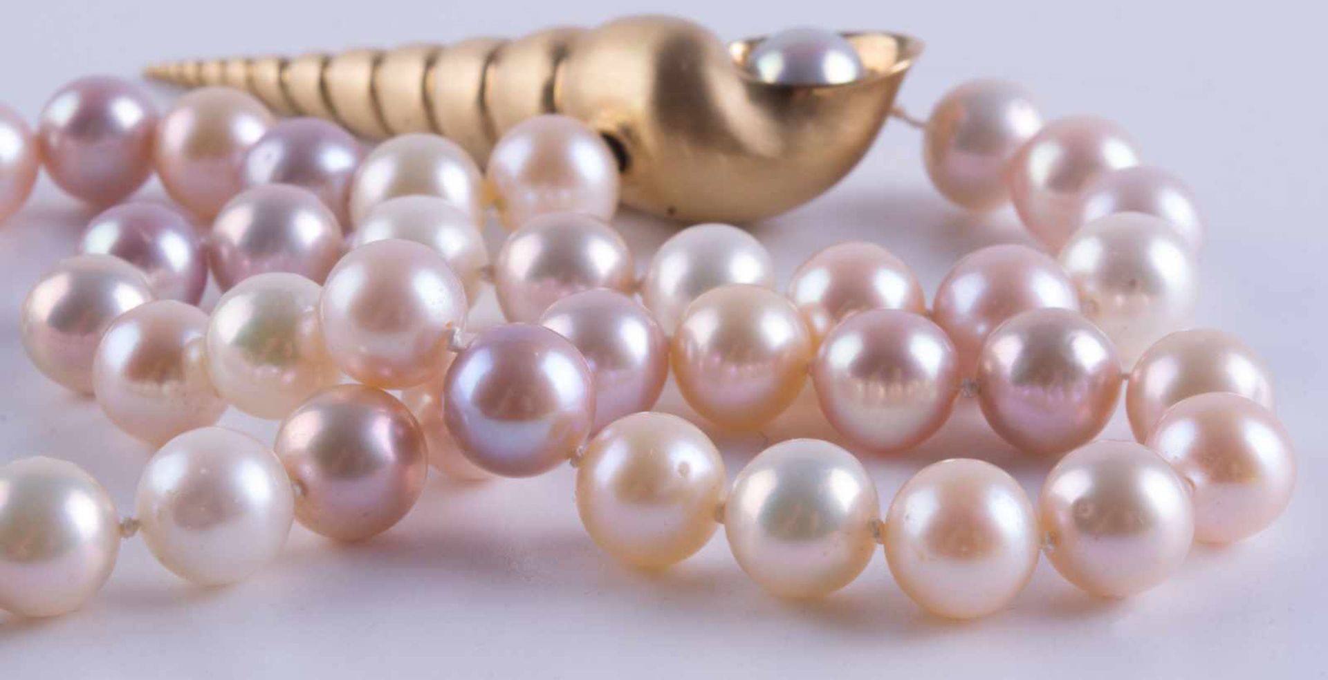 Designer Perlenkette mit AnhängerSüßwasser-Zuchtperlen, Ø ca. 7-8 mm, mit schwerem Goldanhänger in - Bild 3 aus 6