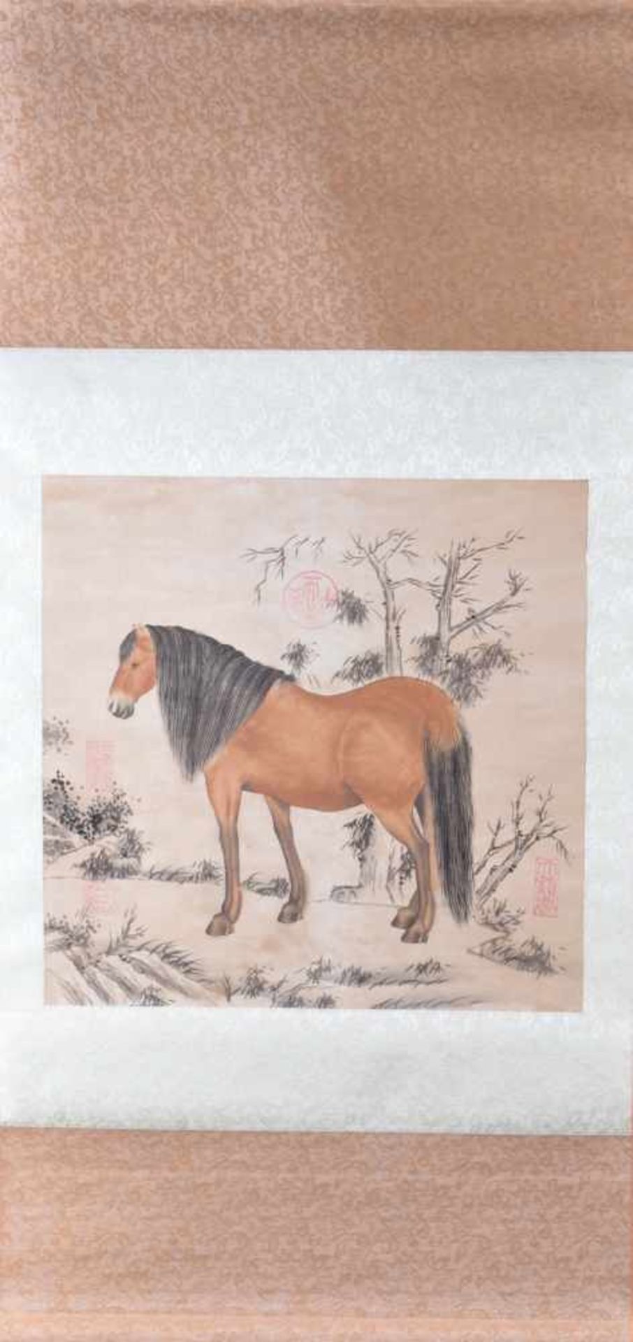 Rollbild China nach Song Vorbildbemalt mit Pferd, mit Sammler- und Signaturstempeln, Gesamtlänge: