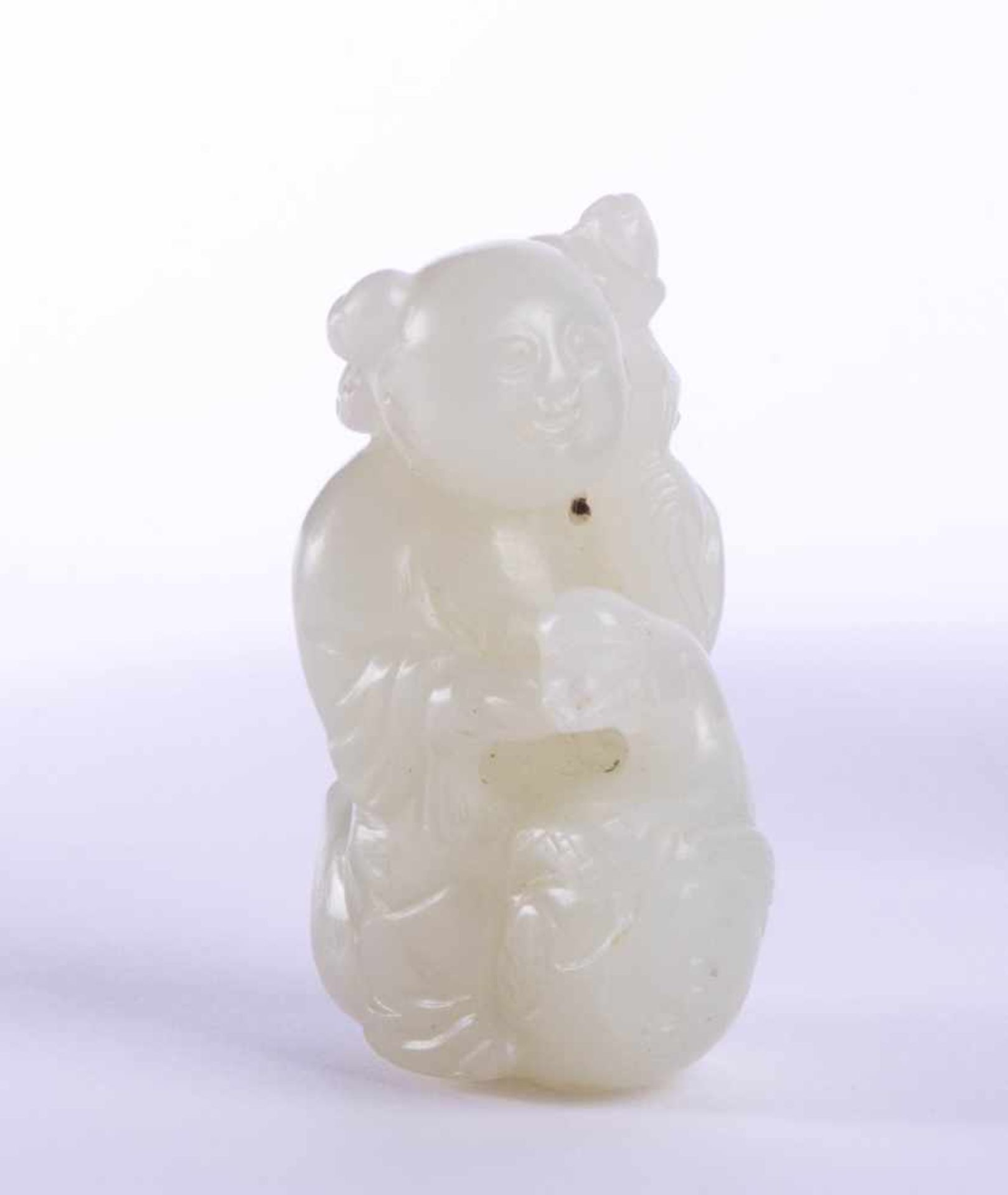 Jadefigur China 18./19. Jhd.weiße Jade, kleines Kind mit Ente, äußerst fein beschnitzt, H: 4,1 - Image 2 of 6