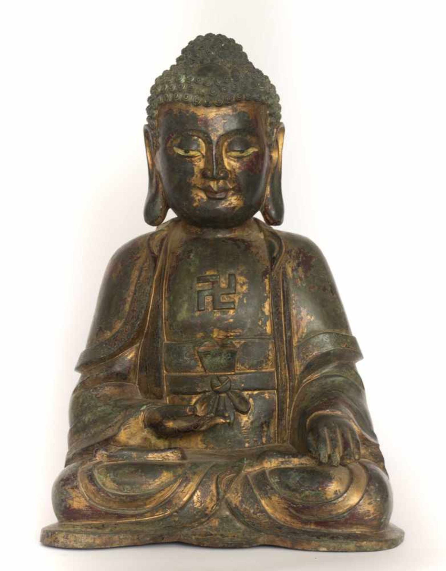 Große Bronze des Buddha Shakyamuni China 18./19. Jhd.mit Resten alter Vergoldung und Fassung,