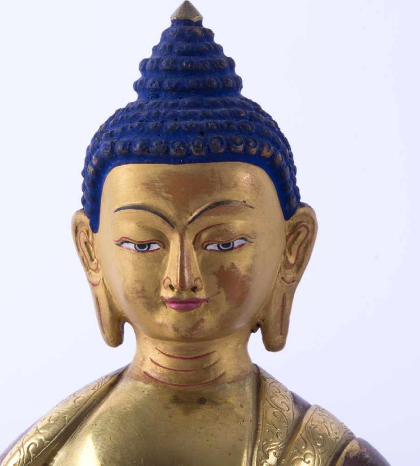 Buddha China 19./20. Jhd.Bronze, teils feuervergoldet und farbig gefasst, unterm Stand gemarkt, H: - Image 3 of 5