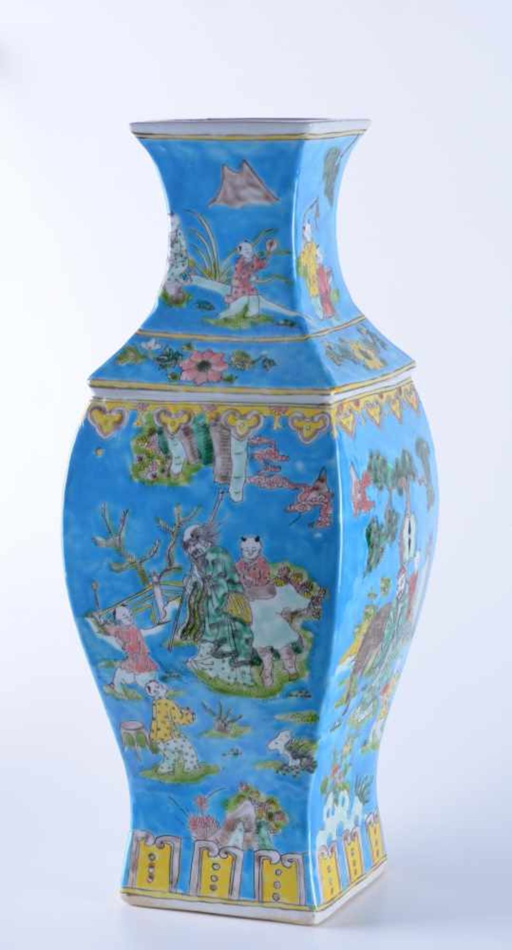 Vase China 19./20. Jhd.farbig staffiert, unterm Stand Unterglasurblaue 6 Zeichen-Marke, H: 48 cmVase