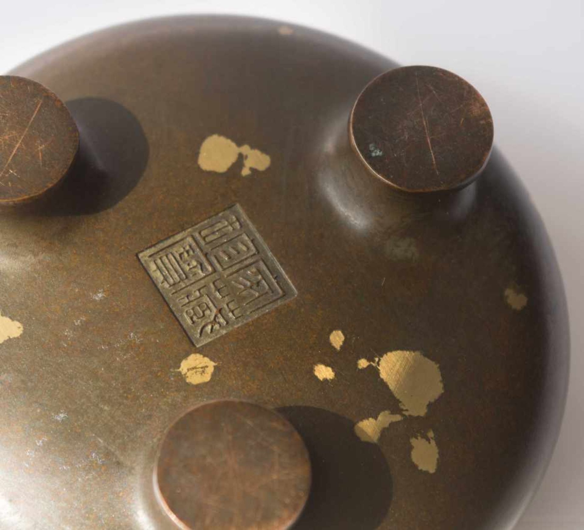 Weihrauchbrenner China 18./19. Jhd.Bronze mit Goldsplash, Deckel mit archaischem Dekor, auf 3 Beinen - Image 4 of 4