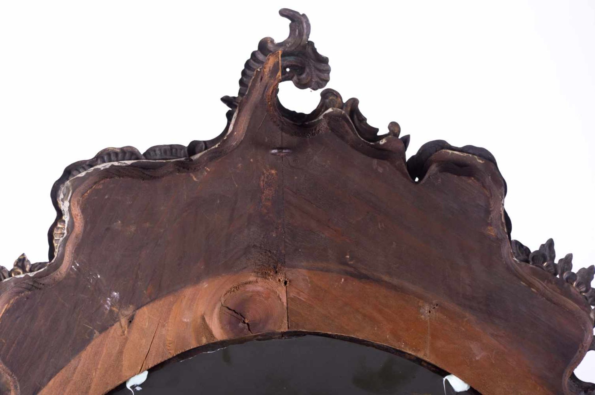 Rokoko Spiegel Potsdam um 1750Holz, beschlagen mit gertiebenem Messing, Reste alter Versilberung, - Image 3 of 4