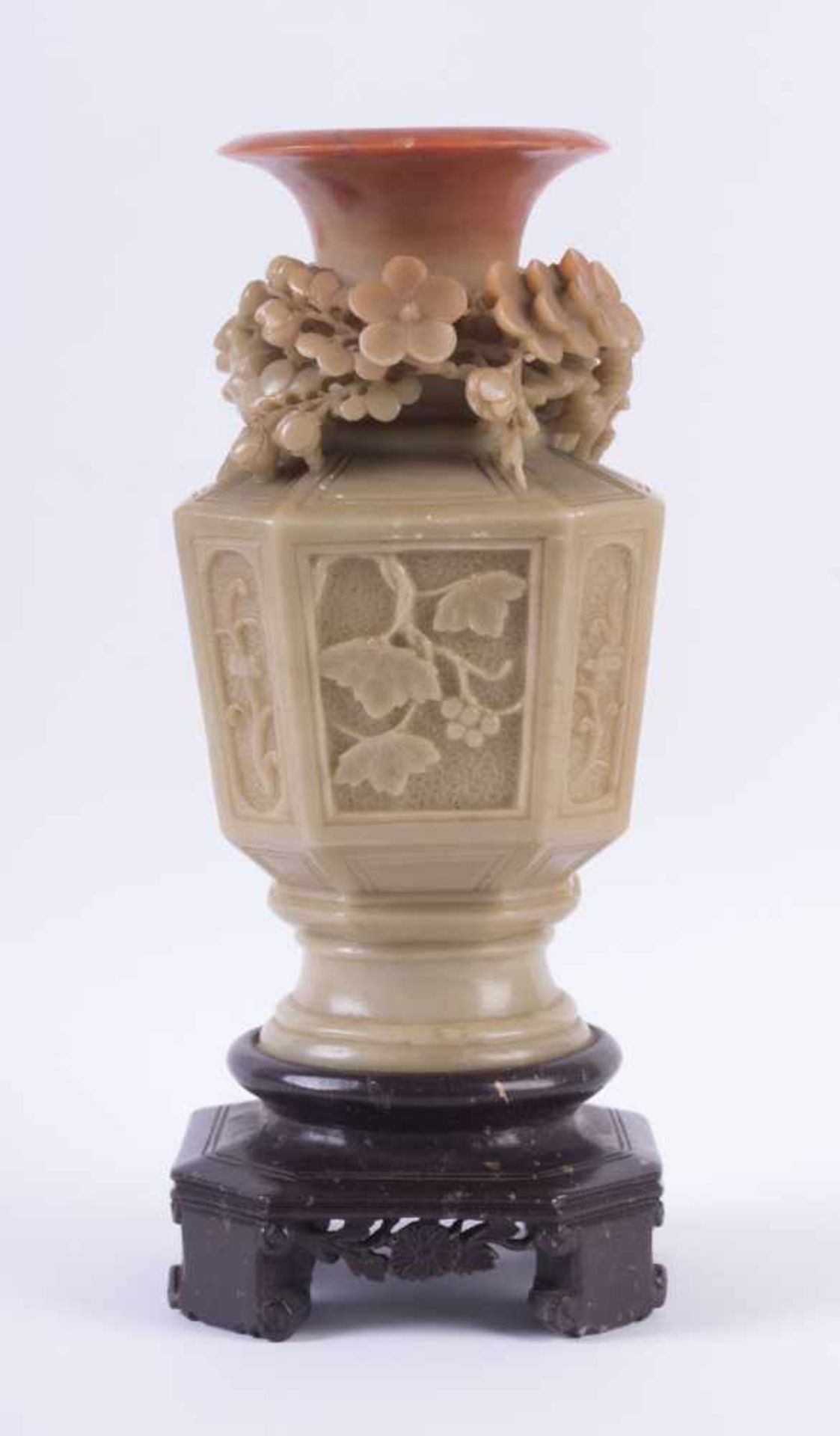 Specksteinvase China 18./19. Jhd.umlaufend sehr fein beschnitzt mit teils vollplastischem floralen - Bild 2 aus 5