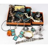 Posten Modeschmuck dabei 3-teiliges Ricarda M. Schmuckset u. Kleiderclip, 5 opulente Colliers, 3