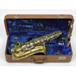 Saxophon im Koffer Messingkorpus floral graviert sowie mit *Primus* mit Mundstück sowie Zubehör im
