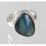 Opal Ring - Silber 925 in Silber 925 gearbeitet u. punziert, dreipassiger Ringkopf mit leicht