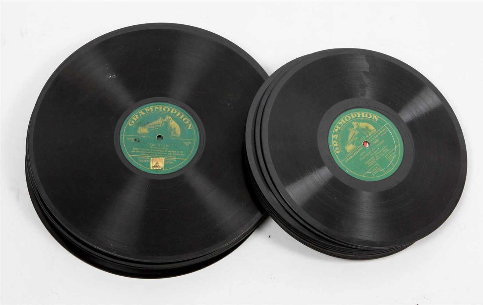 28 Schallplatten verschiedener Hersteller, Ø ca. 25 u. 30 cm, ges. 28 Stück, teils Gebrssp.,