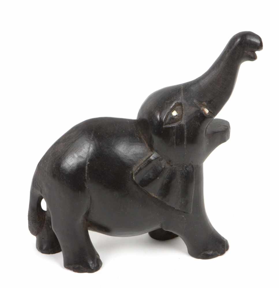 Ebenholz Elefant handbeschnitzt mit erhobenem Rüssel ausgeführt, Stoßzähne fehlen, H ca. 15,5 cm,