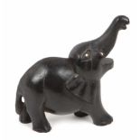 Ebenholz Elefant handbeschnitzt mit erhobenem Rüssel ausgeführt, Stoßzähne fehlen, H ca. 15,5 cm,