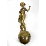 Dienstboten - Klingel um 1900 Bronze, Jugendstil Schönheit im wallenden Gewand auf Kugel ausgeführt,