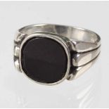 Art Deco Herrenring mit Onyx in Silber 835 gearbeitet u. punziert, quadratisch gerundete Form mit