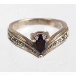 Saphir Ring in Silber 925 gearbeitet u. punziert, Ringkopf mit einem tropfenförmig facettierten,