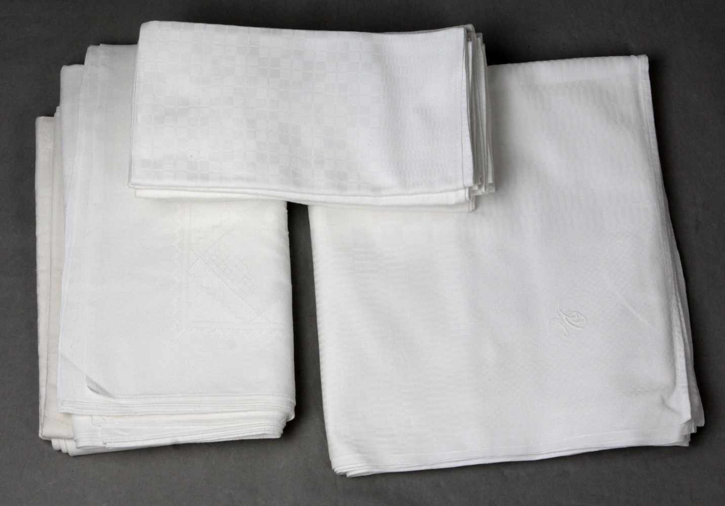 Tafeltuch mit Servietten u.a. weiße Baumwolle mit eingewebtem Würfeldekor, Tafeltuch ca. 210 x 125
