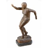 geschnitzte Figur Holz von Hand beschnitzt, Sportlerin der 1930er Jahre auf Scokel ausgeführt, H ca.