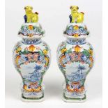 Fayence Vasenpaar um 1780/1800 heller Scherben mit unterglasurroter Marke, Manufaktur De Grieksche A