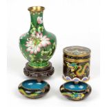 Cloisonné Rauchset u. Vase Messing, Wandung mit Drachen- u. Blütendekor auf schwarzem bzw. grünem
