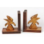 Buchstützen Paar Holz, 2 Buchstützen in Buchform, je mit einem von Hand beschnitztem Greifvogel
