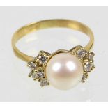 Akoya Perl Ring mit Brillanten - GG 585 in Gelbgold 585 (14 Karat) gearbeitet u. punziert, leicht