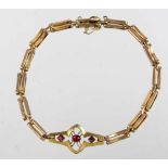 Jugendstil Golddoublé Armband mehrpassiges durchbrochenes Mittelteil mit 3 Rubinen in Millgriff