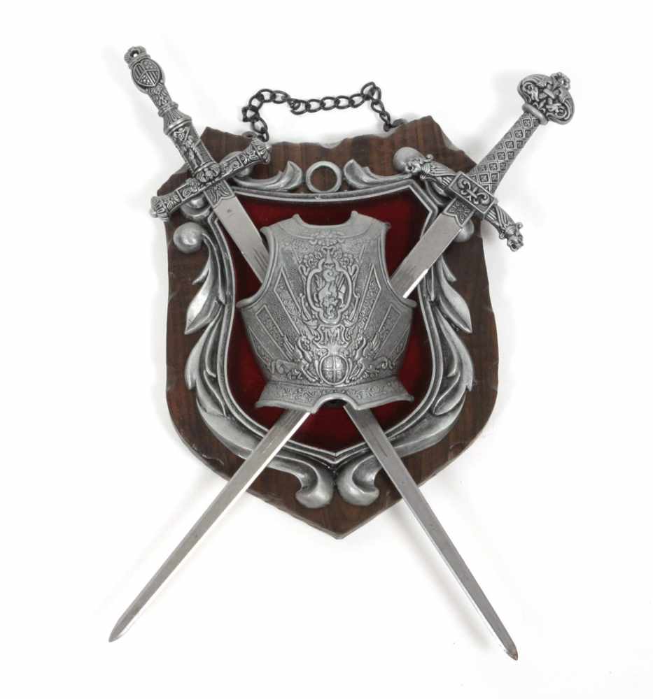 Deko Wappen Metall mit gekreuzten Schwertern unter Halbrüstung auf Holzplatte ausgeführt, H ca. 38