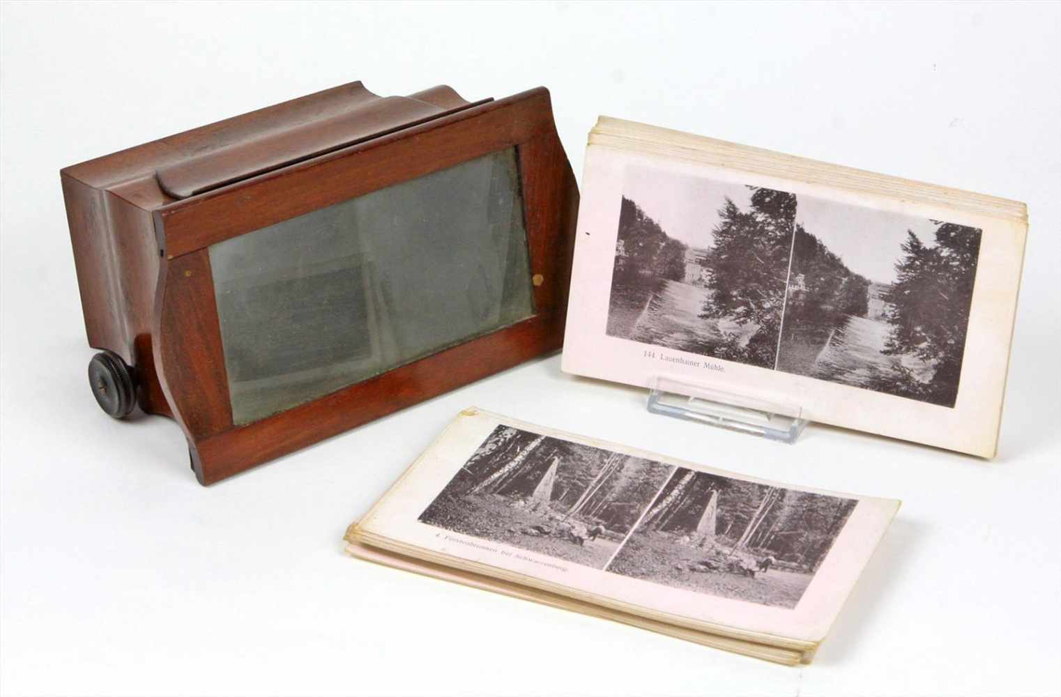 Stereobetrachter mit Bildersatz aus Nußbaum ca. 11 x 20 x 13 cm dazu ungezähltes Konvolut