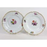 Meissen 2 Reliefteller *Blumenbouquet* Porzellan mit unterglasurblauer Schwertermarke der