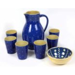Keramik Saftset Bürgel Keramik mit typischem weißem Punktdekor auf blau glasiertem Grund, Schenkkrug