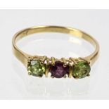 Rubin Peridot Ring - GG 375 in Gelbgold 375 (9 Karat) gearbeitet u. punziert, Ringkopf mit einem