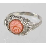 Ring mit Korallen Rose in Silber 935 gearbeitet u. punziert, Ringkopf mit einer handgeschnittenen