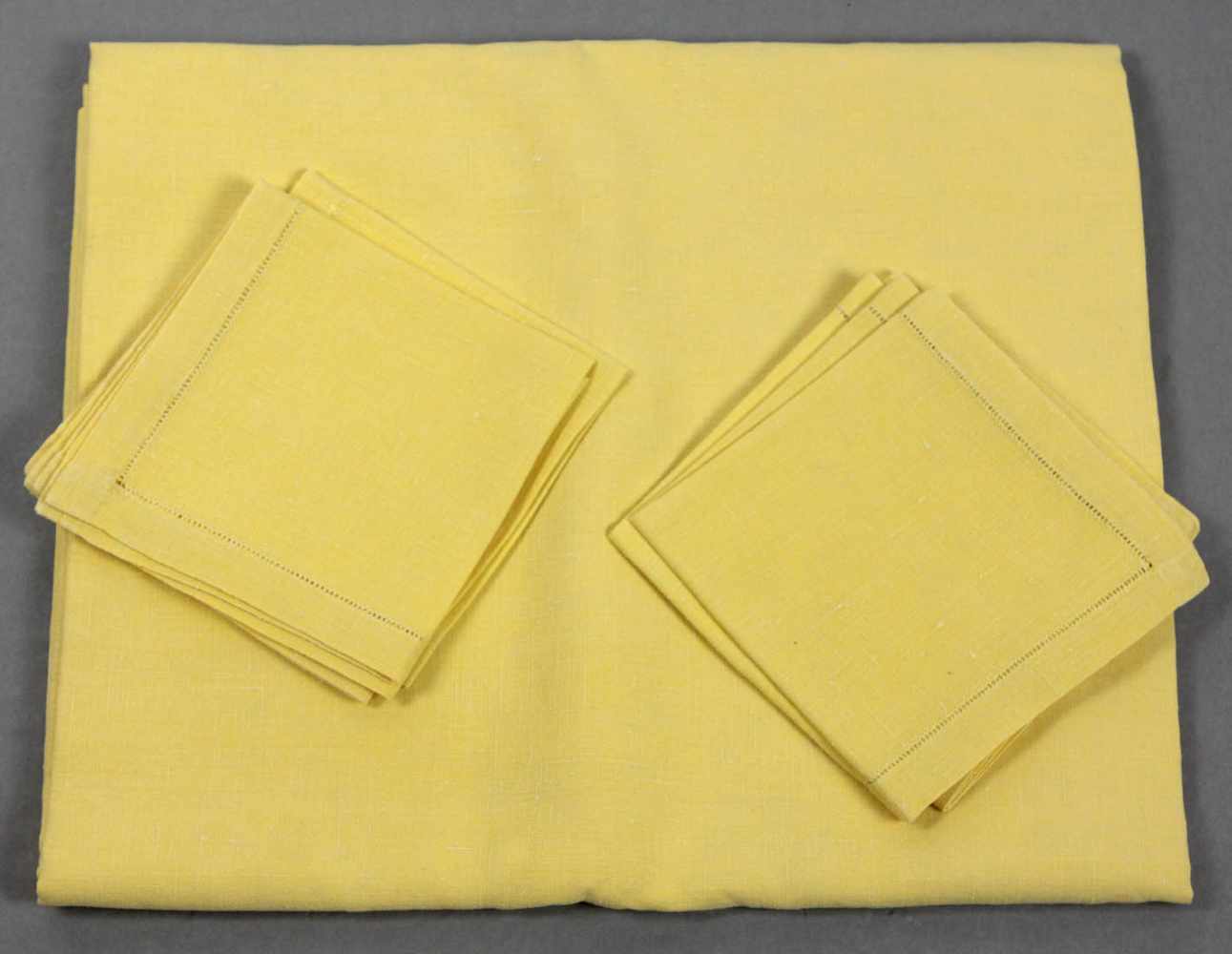 Leinen Tischgarnitur gelbes Leinen mit Hohlsaum, Tischdecke ca. 160 x 140 sowie Staz von 6